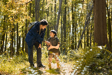 丛林溪水爸爸带儿子在丛林徒步探险背景