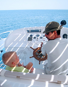 小男孩和船长在船上图片