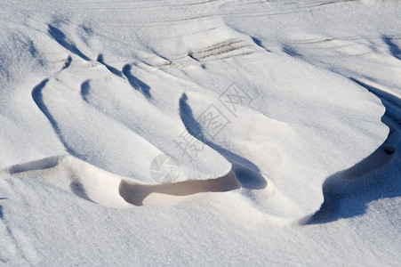 雨夹雪贴地形成美丽的浮雕图片