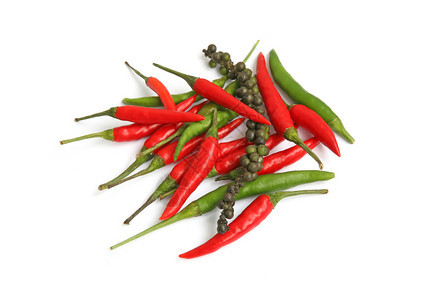 红色和绿色的辣椒和黑胡椒在白色上分离图片