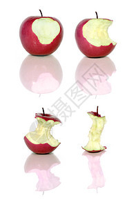 四个红苹果和苹果核图片