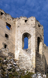 位于斯洛伐克西部Trencin地区Beckov村的Beckov城堡被图片