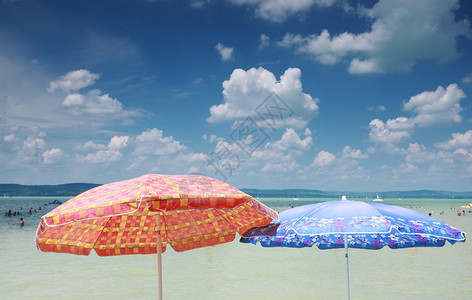两把沙滩伞和蓝天白云图片