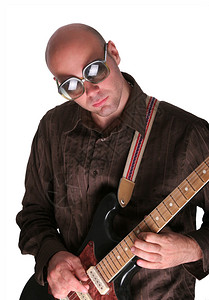 弹吉他独奏的秃头人图片