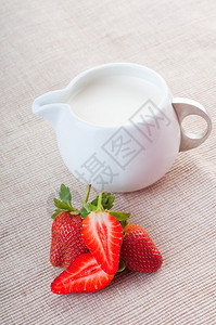 草莓加牛奶图片