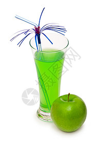 绿色苹果和汁在图片