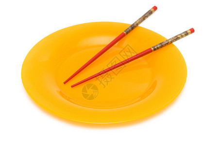 黄色盘子和筷子上白色孤立图片