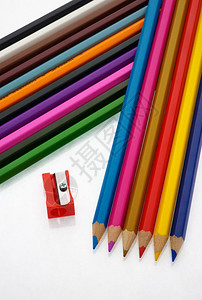 小组彩色铅笔和磨刀器图片