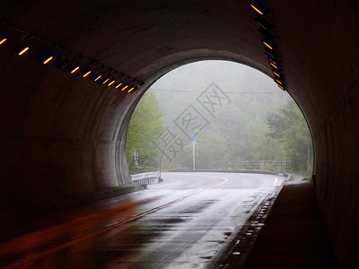 山路上的隧道逃生图片