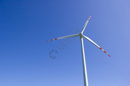 风车概念形象风车映衬着蓝天图片