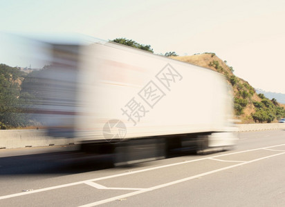 高速大卡车在高速公图片