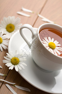 白杯清凉茶和甘菊花图片