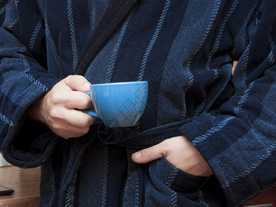 穿着浴袍喝早茶的男人图片