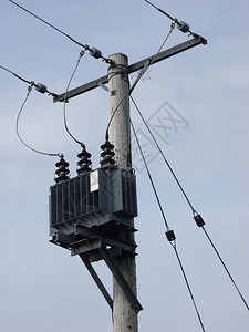 低功率电力塔和变压器图片