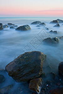海水中的湿石头图片