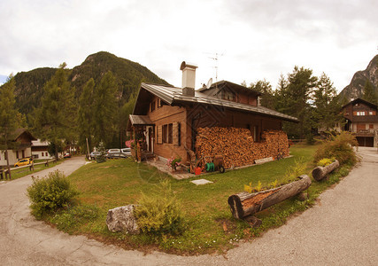 意大利多洛米斯山中心典型的房屋位于意大利图片