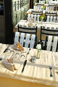 Sunlit餐厅院子图片