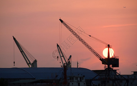 日落时高雄港的图片