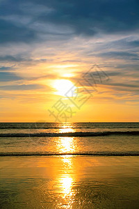 阴天海滩上的日落图片