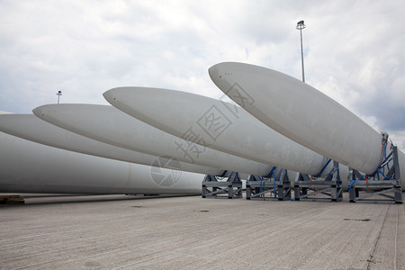 等待大会在风电场的巨型风力发电机组图片