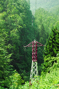 高压电线杆穿过山图片