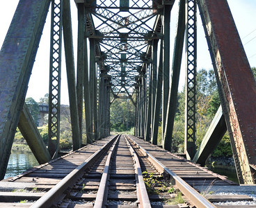 近距离铁路桥图片