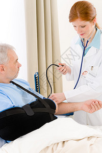 医院生检查手臂骨折病人的图片