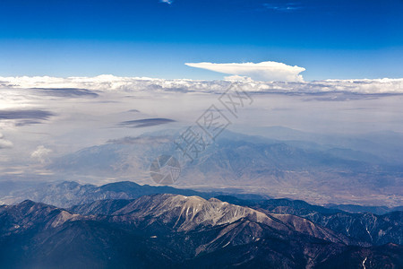 内华达山脉的空中飞行以及接近洛杉图片