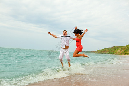 在水中欢乐快乐的情侣图片