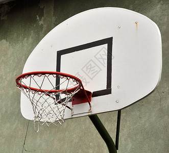 篮球框和带叶子的笼子背景图片