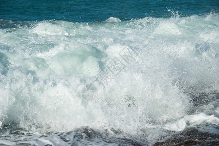 大海泡沫和大海的大浪图片