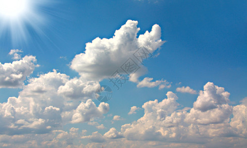 蓝天和一些白色的浮云图片