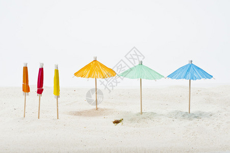 沙滩上的彩色雨伞背景图片