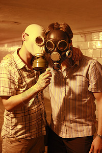 两个人戴着防毒面具图片