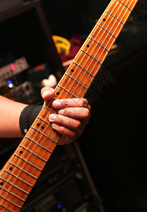 摇滚乐的细节男人的手和吉他图片