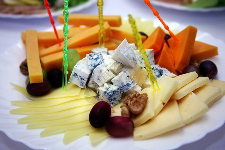不同等级的奶酪用橄榄图片