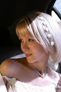 在汽车中美丽的新娘被太阳遮着的美丽阳光头发图片