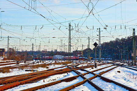 车站冬天的铁轨图片