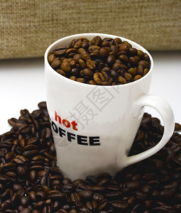 一杯热咖啡加咖啡豆和麻袋图片