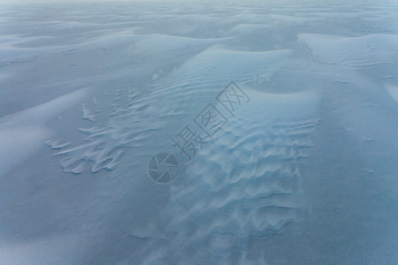 飘散粉雪的风雪景观图片