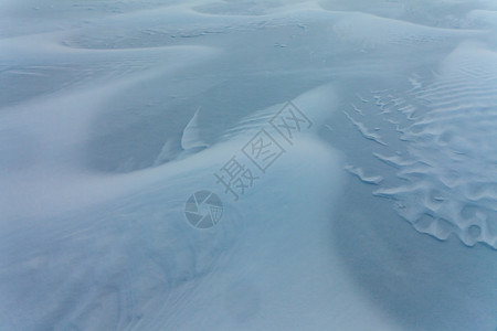 风吹飘散粉雪的风雪景观背景