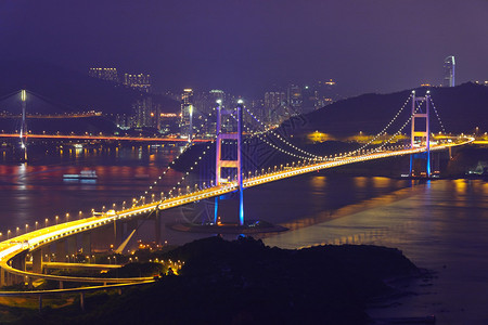 晚上在香港的青马大桥图片