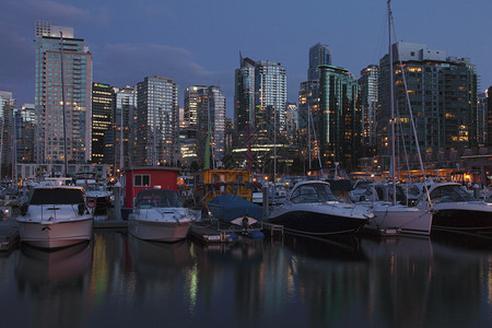 加拿大温哥华不列颠哥伦比亚市中心码头黄昏的图片