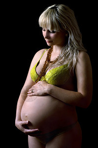 身穿黄色内衣的年轻怀孕少女图片