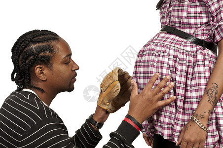 年轻黑人非洲裔美国黑人男子和怀孕妇女图片