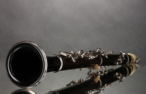 灰色背景上的美丽单簧管图片