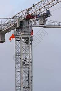 建筑工地两台塔式起重机的上部图片