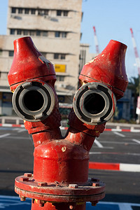 街上的红色双头消火栓图片