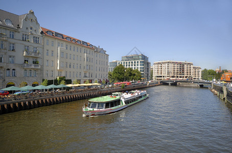 德国柏林狂欢节的旅游船施普雷河是东柏林和西图片