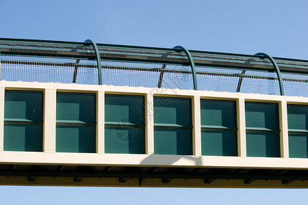 一座现代人行桥图片